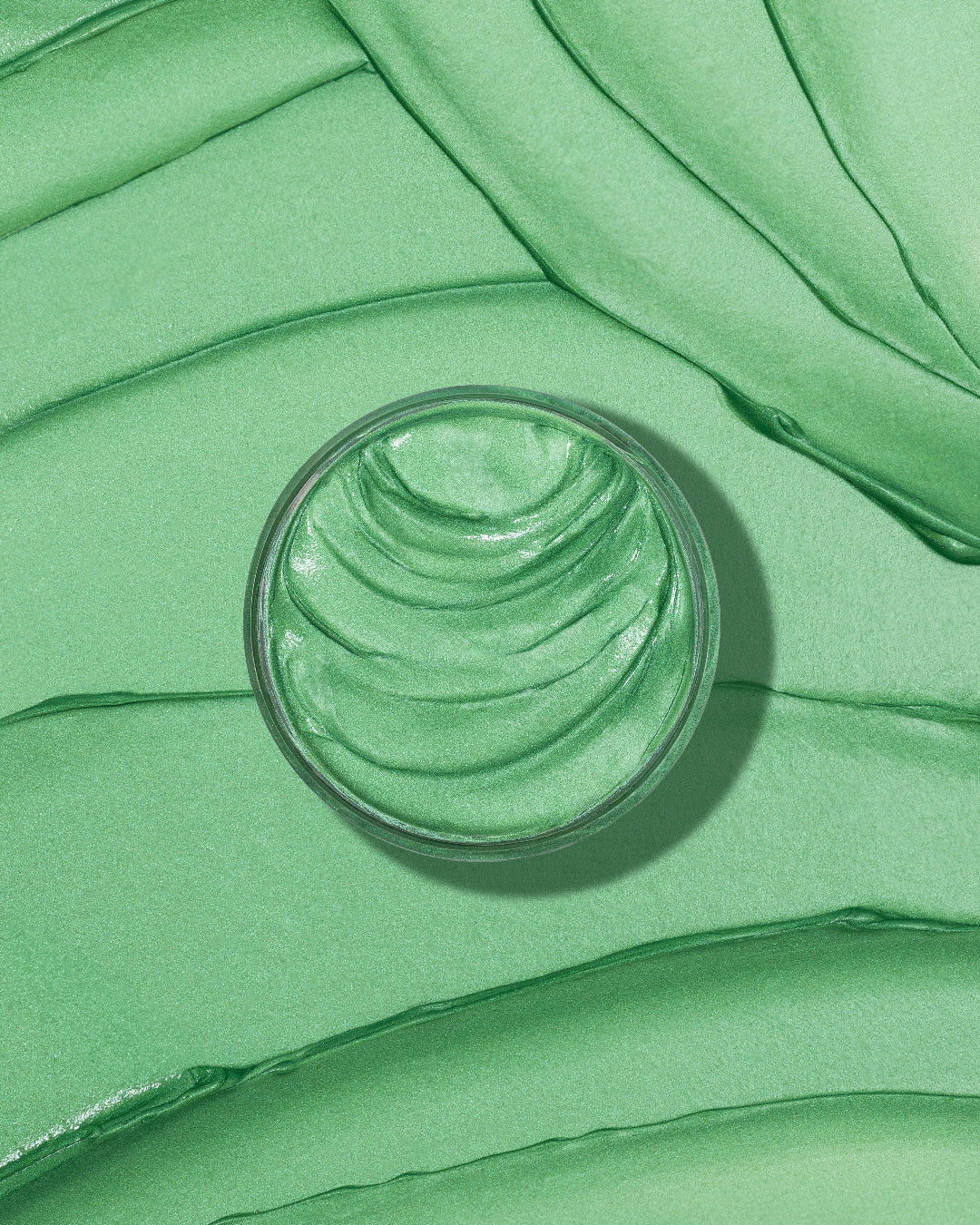 As I Am x Showy Curl Color in Jade Green - ein reichhaltig pigmentiertes, temporäres Haarfarbgel mit cremiger Textur, das Locken mit kräftiger grüner Farbe und dauerhaftem Glanz definiert, ohne sie zu beschädigen.