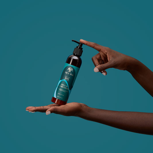 Bond Leave-In von As I Am - Eine leichte Leave-In-Kur, die das Haar stärkt und schützt. Diese nährende Formel hilft, die Elastizität des Haares zu verbessern, Frizz zu reduzieren und den Feuchtigkeitsgehalt zu erhöhen.