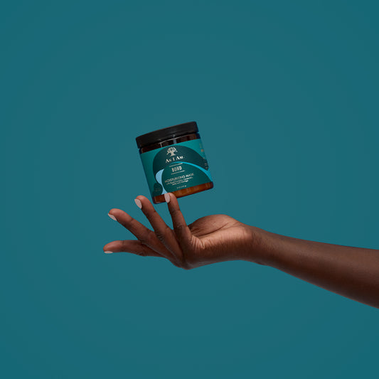 Bond Mask von As I Am - Eine tiefenwirksame Behandlung, die das Haar von innen heraus repariert und stärkt. Angereichert mit feuchtigkeitsspendenden Inhaltsstoffen hilft diese Maske, geschädigtes Haar wiederherzustellen, verbessert die Elastizität und macht es geschmeidig, hydratisiert und revitalisiert.