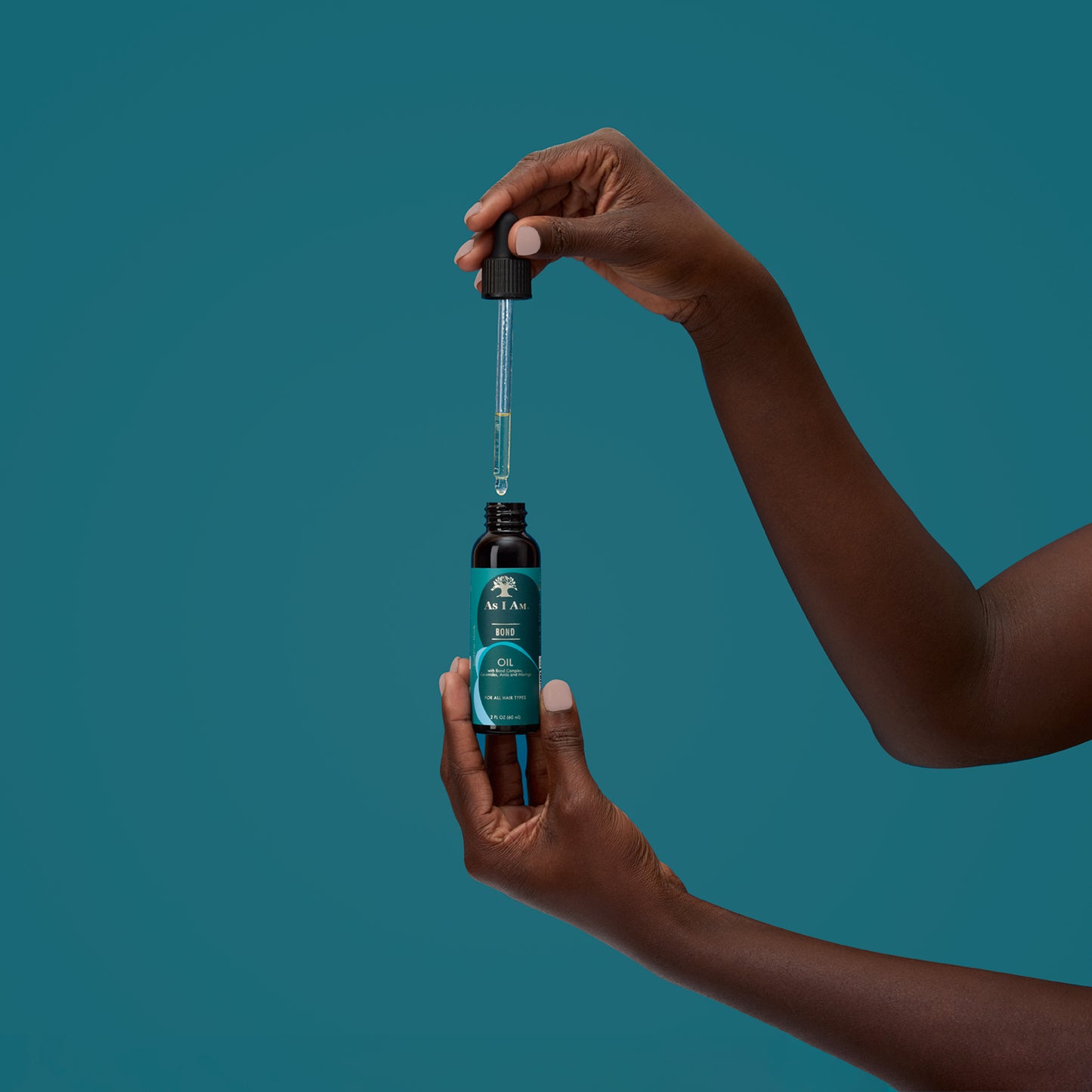 Bond Oil von As I Am - Ein pflegendes Haaröl, das dem Haar Glanz verleiht und Feuchtigkeit einschließt. Die leichte Formel repariert und stärkt das Haar, reduziert Frizz und glättet die Haarkutikula, so dass Ihr Haar weich, glänzend und gesünder aussieht.