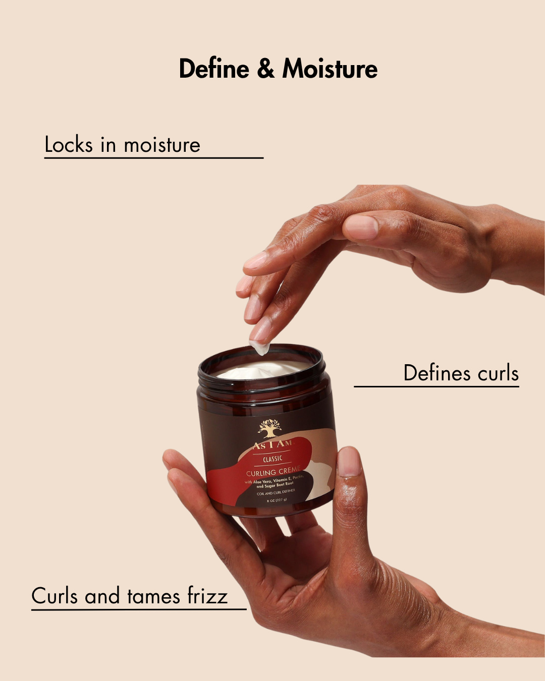 Tiegel mit einem Haarprodukt, das von einer Hand gehalten wird, mit der Aufschrift "Define & Moisture" auf einem beigen Hintergrund.