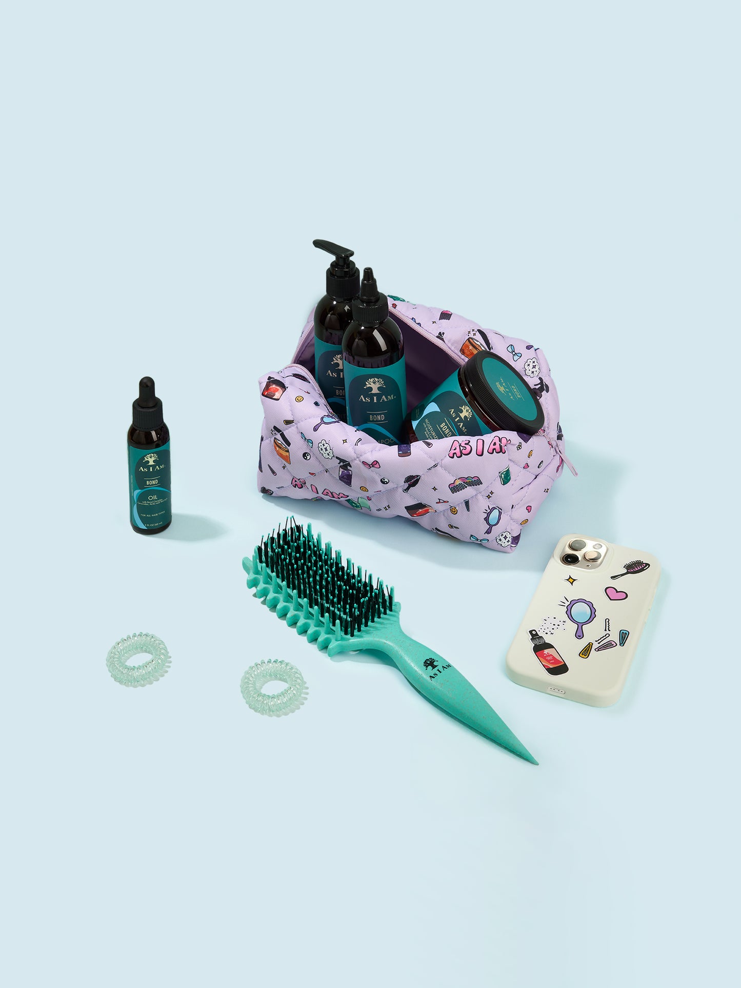Kosmetiktasche mit Haarpflegeprodukten und Werkzeugen auf einem hellblauen Hintergrund