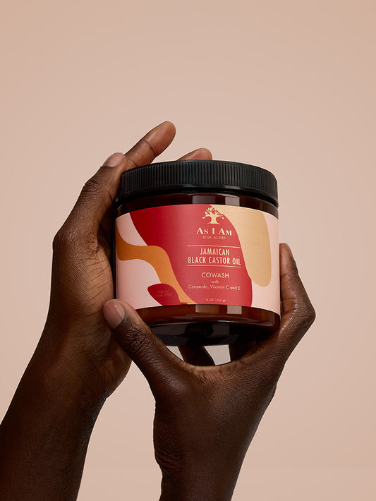 As I Am Jamaican Black Castor Oil Smoothie - Porträtbild der lockendefinierenden Creme in der Hand, mit der reichhaltigen, nährenden Formel, die natürliche Locken mit JBCO hydratisiert, glättet und verstärkt.