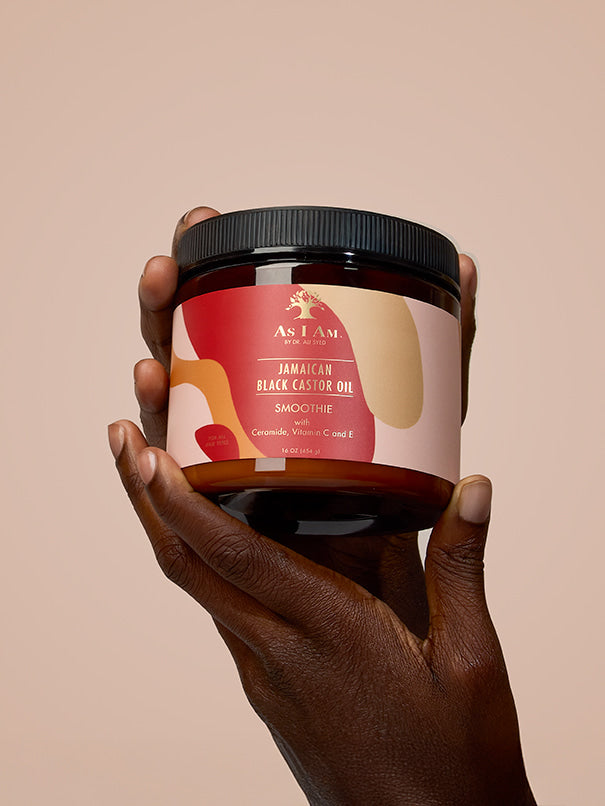 As I Am Jamaican Black Castor Oil Smoothie - Porträtaufnahme der Stylingcreme in der Hand, die die reichhaltige, feuchtigkeitsspendende Formel zeigt, die mit dem nährenden JBCO Locken definiert und Frizz reduziert.