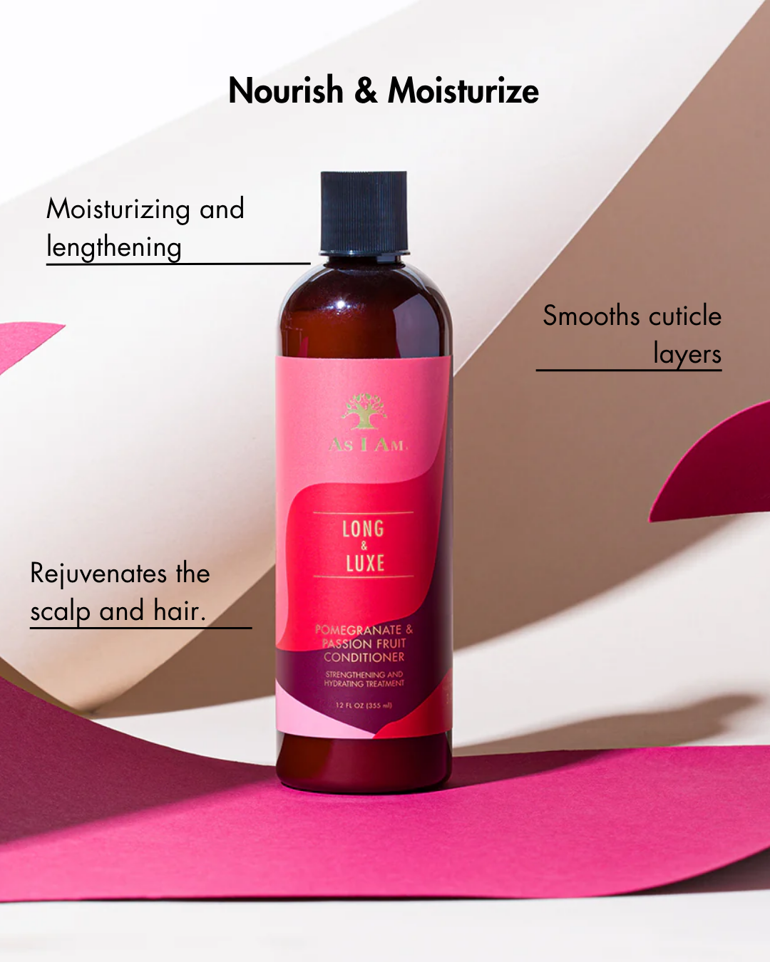 Flasche mit Haarspülung mit rosa Etikett auf einem geometrischen Hintergrund
