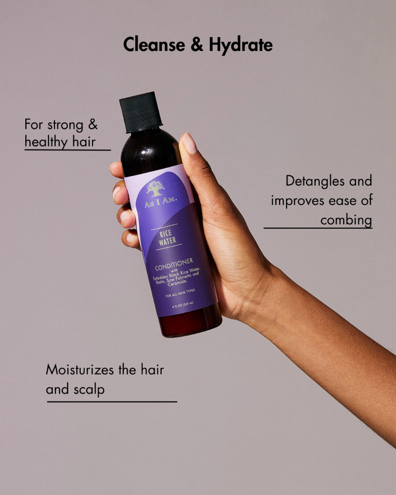 Hand hält eine Flasche Conditioner mit Text über Haarpflege Vorteile auf einem grauen Hintergrund