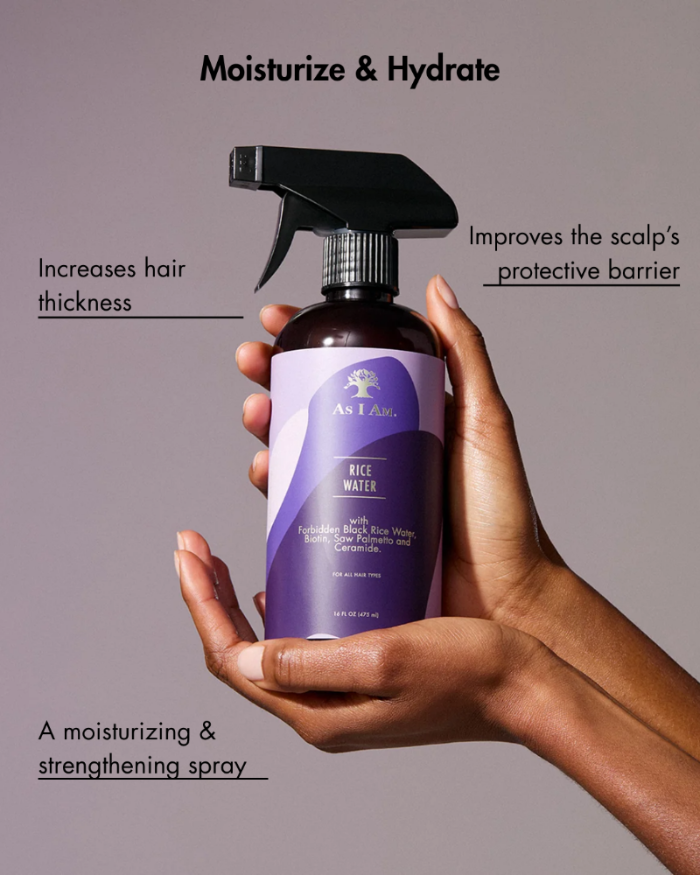 Hand mit einer Flasche 'Anafan' Reiswasserspray mit Text auf grauem Hintergrund