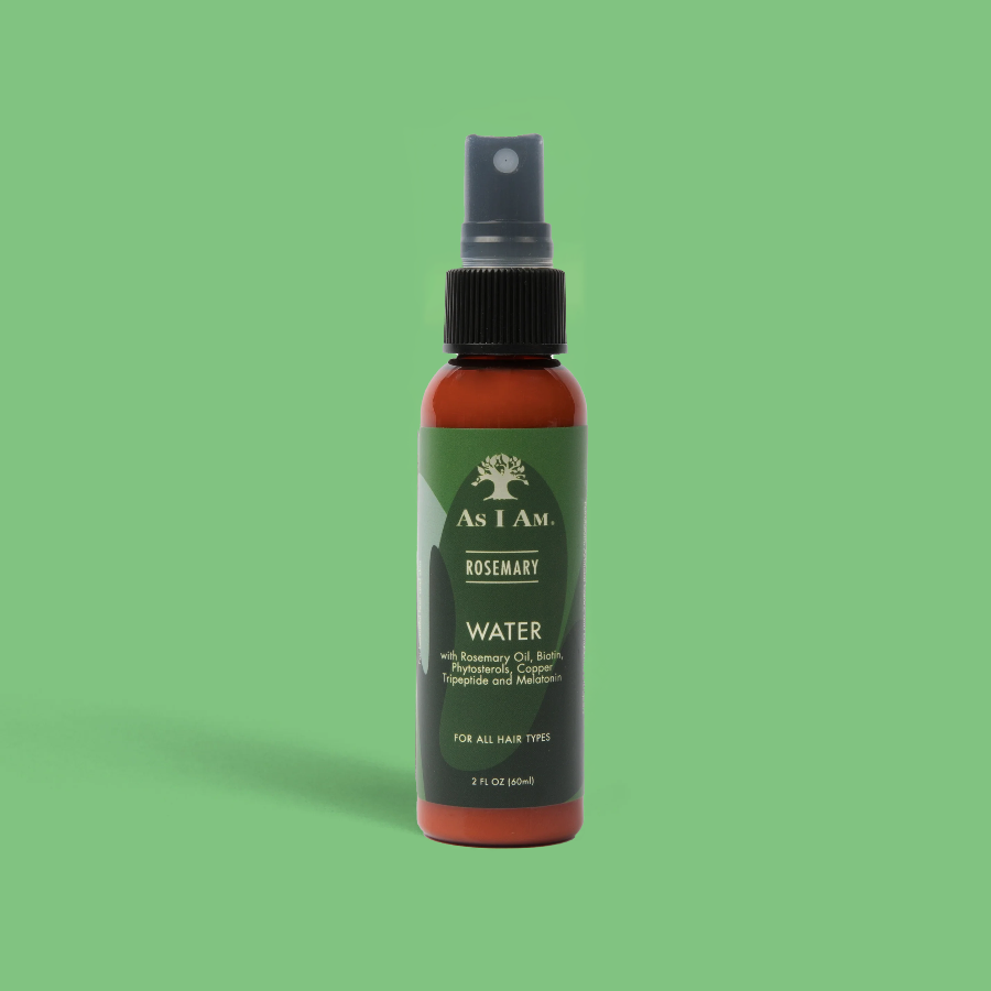 Eine Plastiksprühflasche mit der Aufschrift „as i am ROSEMARY WATER“ in grüner und roter Farbgebung auf grünem Hintergrund.