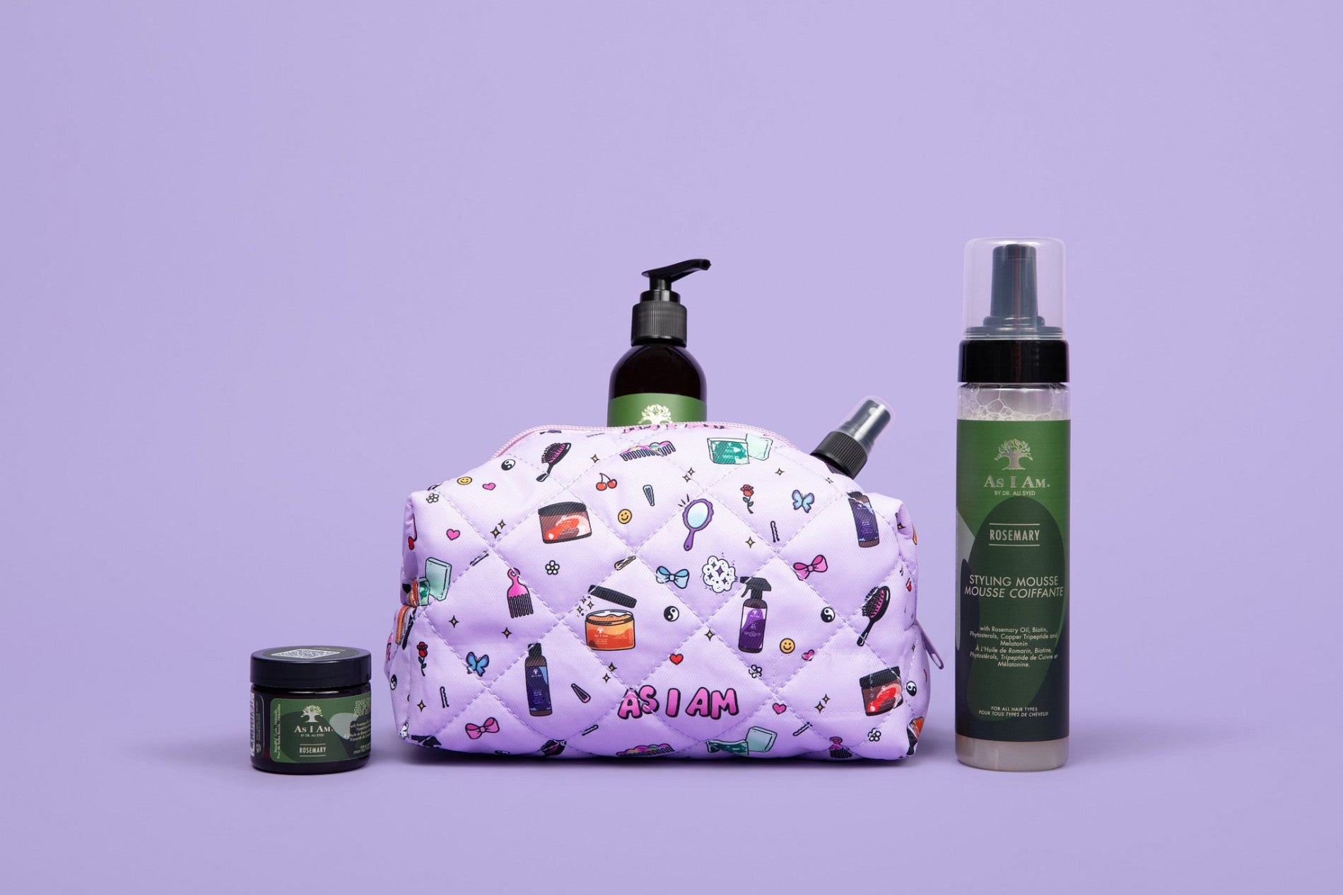 As I Am Kosmetiktasche mit der Rosmarin-Kollektion - querformatiges Bild, das eine weiche Tasche mit Reißverschluss zeigt, die für die Aufbewahrung von Haarpflegeartikeln mit einem stilvollen, minimalen Look entworfen wurde.