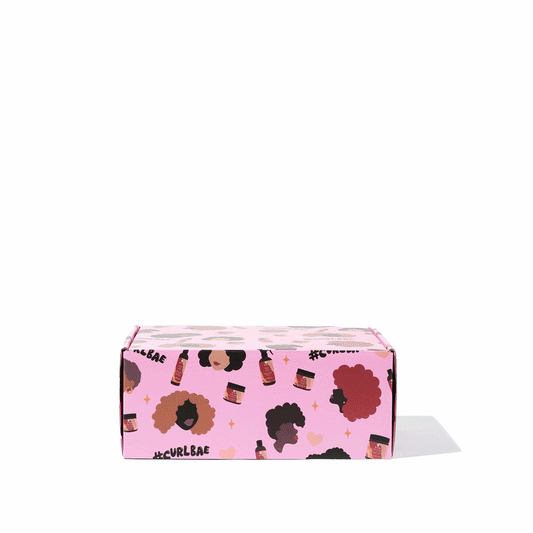 Curlbae Box - Ein kuratiertes Haarpflege-Geschenkset mit pflegenden Produkten für lockiges und strukturiertes Haar, schön verpackt in einer eleganten Markenbox.