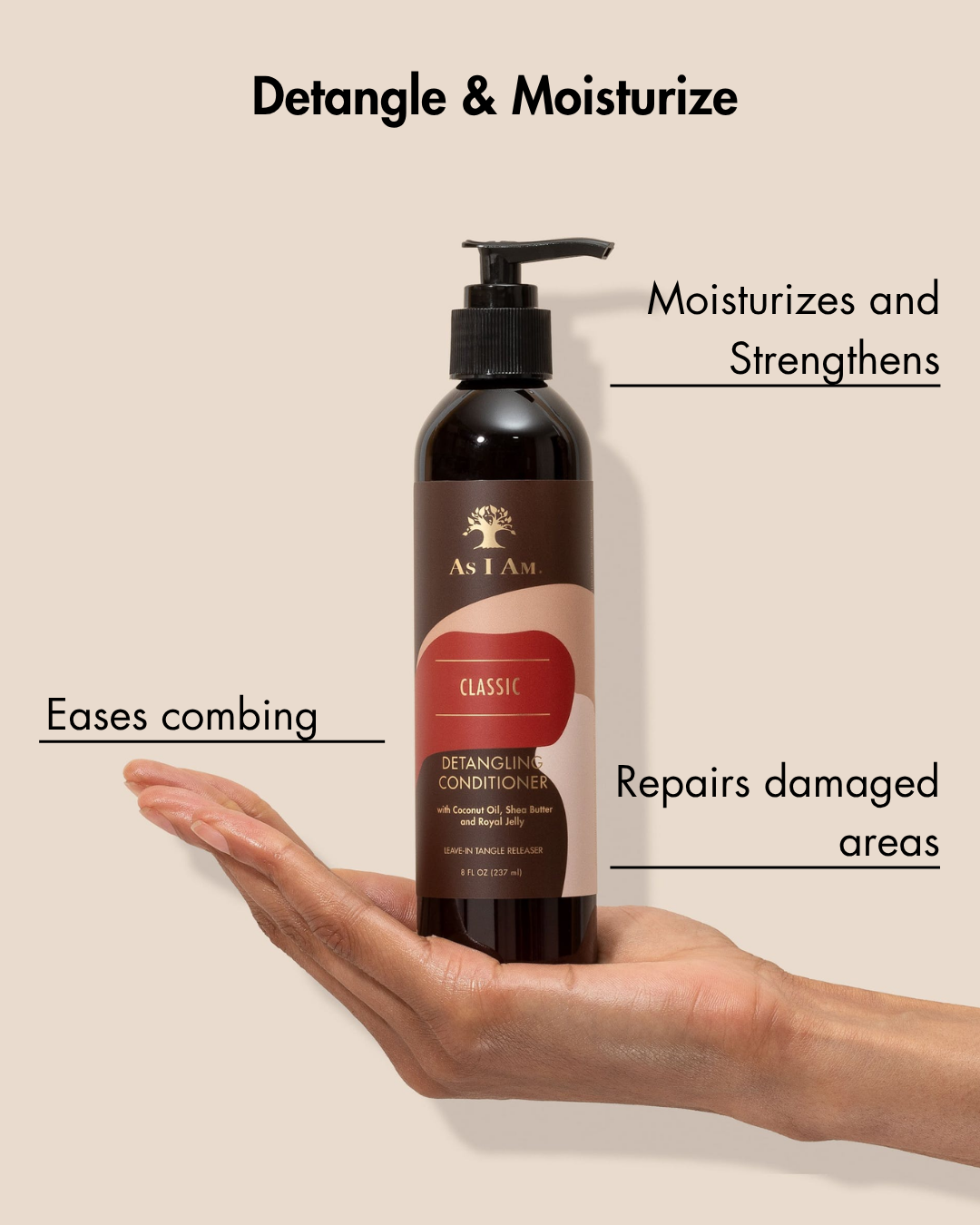 Eine Hand hält eine Flasche As I Am Classic Detangling Conditioner mit einem Text, der seine Vorteile beschreibt, auf einem beigen Hintergrund.