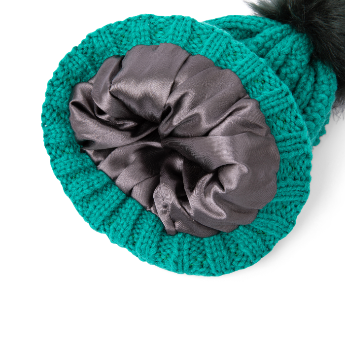 Ski Club Satin-Lined Beanie in Grün, wärmt und schützt das Haar mit einem weichen Satinfutter
