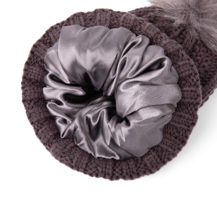 Ski Club Satin-Lined Beanie in Grau, wärmt und schützt das Haar mit einem weichen Satinfutter