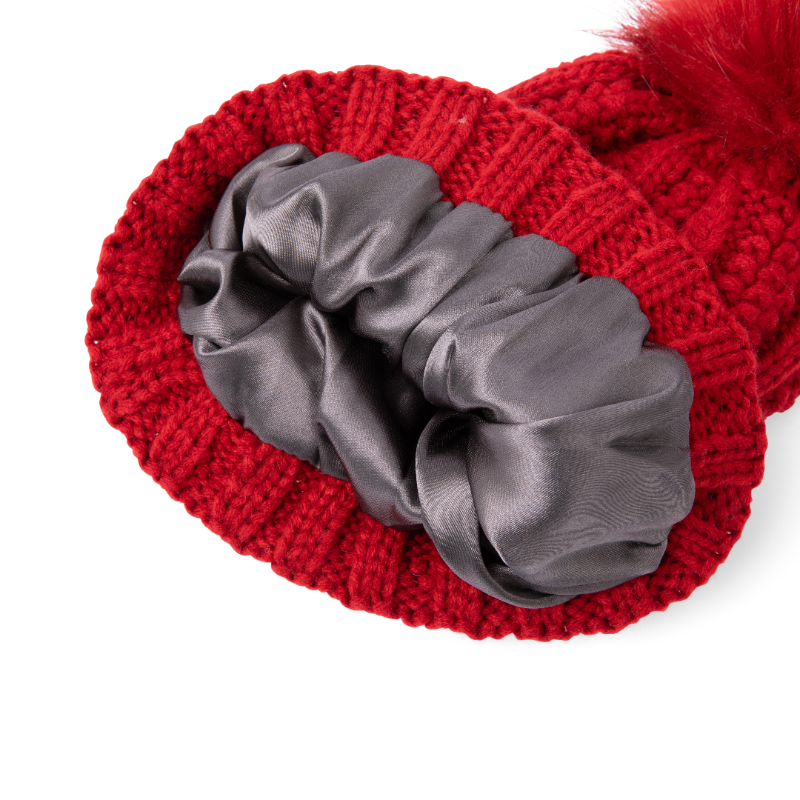 Ski Club Satin-gefütterte Beanie in Rot, wärmt und schützt das Haar mit einem weichen Satinfutter