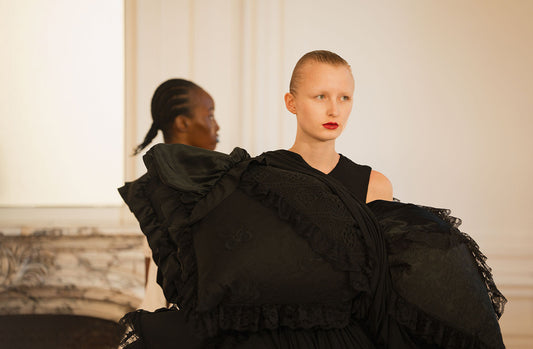 As I Am erobert die Pariser Modewoche im Sturm: Eine glamouröse Affäre mit Caroline Hu und Rutger