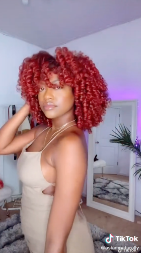 Kimberly Cherrell mit As I Am Curl Color - mit lebendigen, definierten Locken, gestylt mit temporärem Haarfarbgel, das kräftige Pigmente und gesunden Glanz hervorhebt.