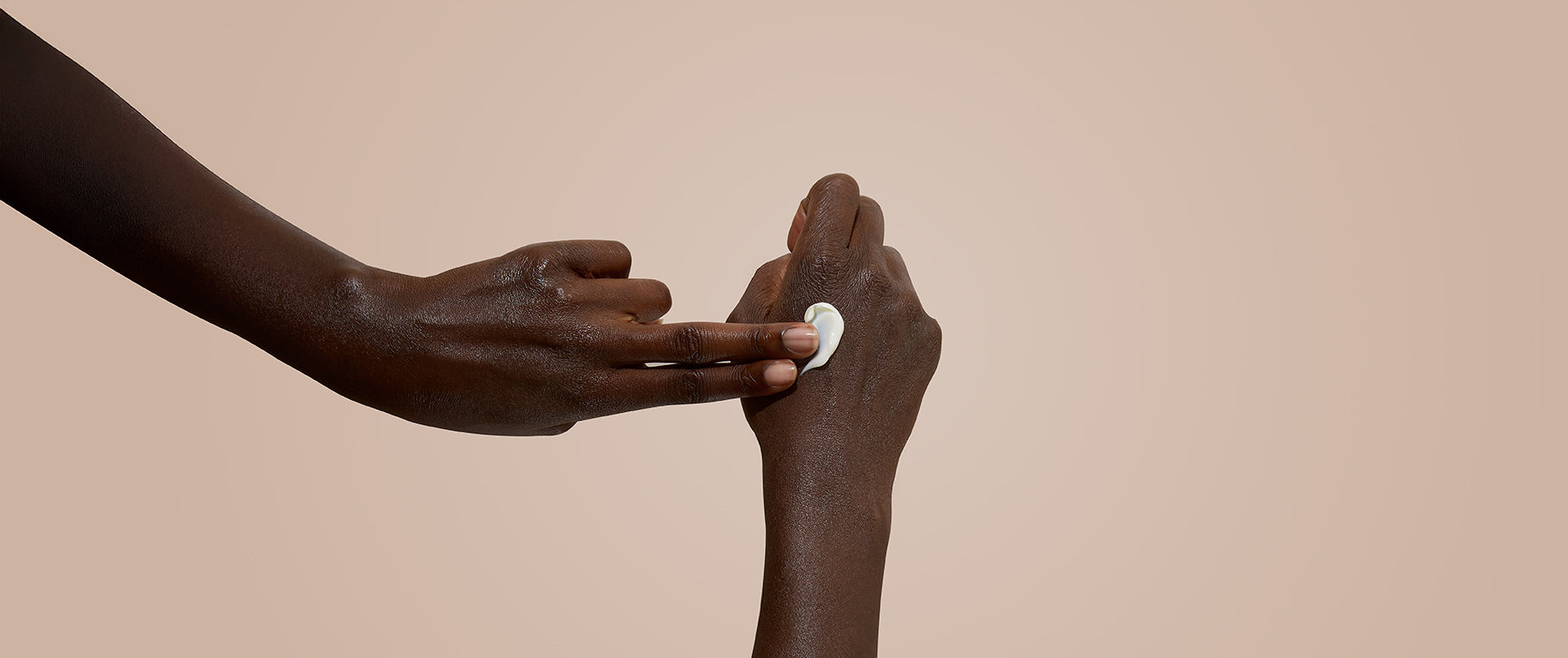 Zwei Hände, die sich gegenseitig entgegenstrecken, vor einem neutralen Hintergrund