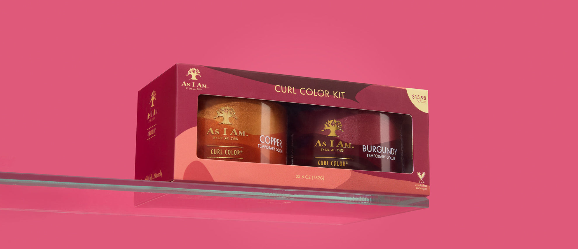 As I Am x Showy Curl Color Kit - Set mit kräftigen temporären Haarfarbgelen, die Locken mit reichhaltigen Pigmenten und Glanz hervorheben, in der Queransicht mit Co-Branding-Verpackung.
