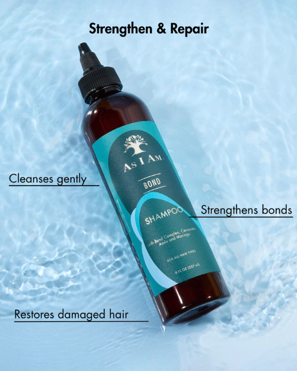 Shampooflasche mit blauem Etikett auf einem strukturierten blauen Hintergrund