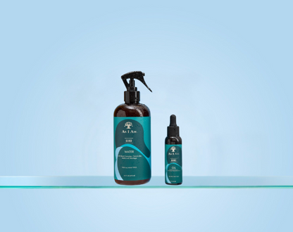 Zwei Flaschen AtoA-Haarpflegeprodukte auf hellblauem Hintergrund