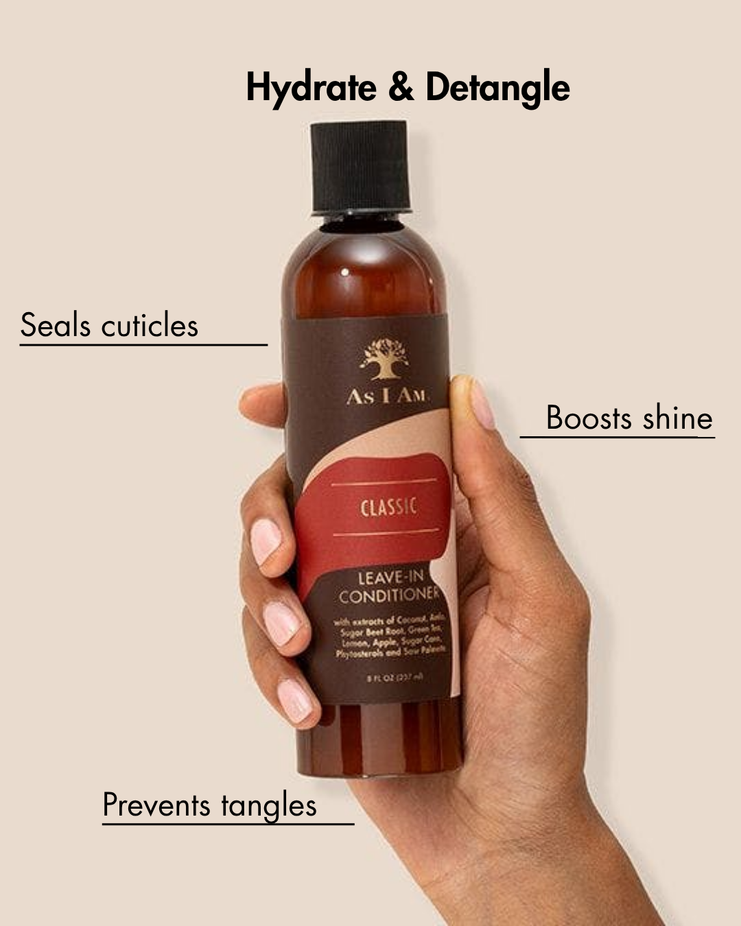 Eine Hand hält eine Flasche As I Am Leave-in-Conditioner mit Text, der die Vorteile hervorhebt, auf einem beigen Hintergrund