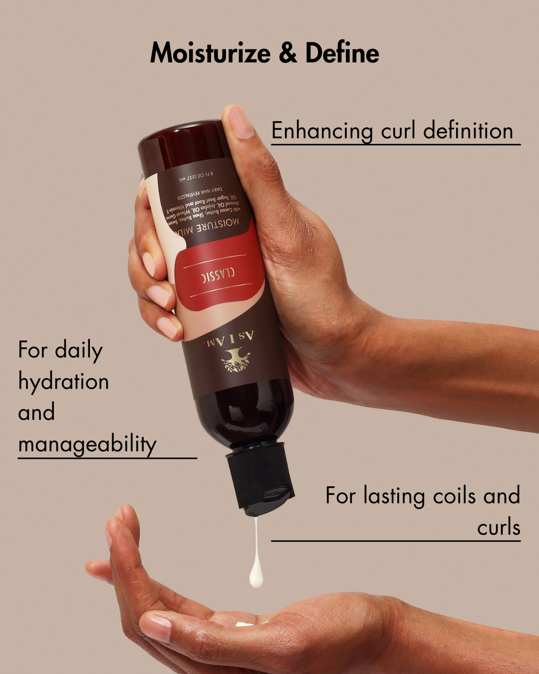 Die Hand hält eine Flasche mit einem Haarprodukt mit dem Text "Feuchtigkeitspflege und Definition von Locken".