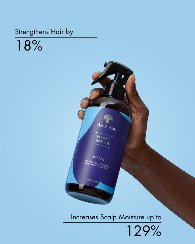 Hand, die eine blaue Flasche hält, mit Text über Haarstärke und Kopfhautfeuchtigkeit auf hellblauem Hintergrund