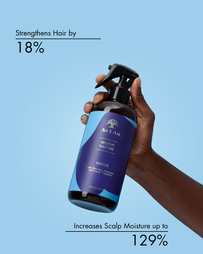 Hand, die eine blaue Flasche hält, mit Text über Haarstärke und Kopfhautfeuchtigkeit auf hellblauem Hintergrund