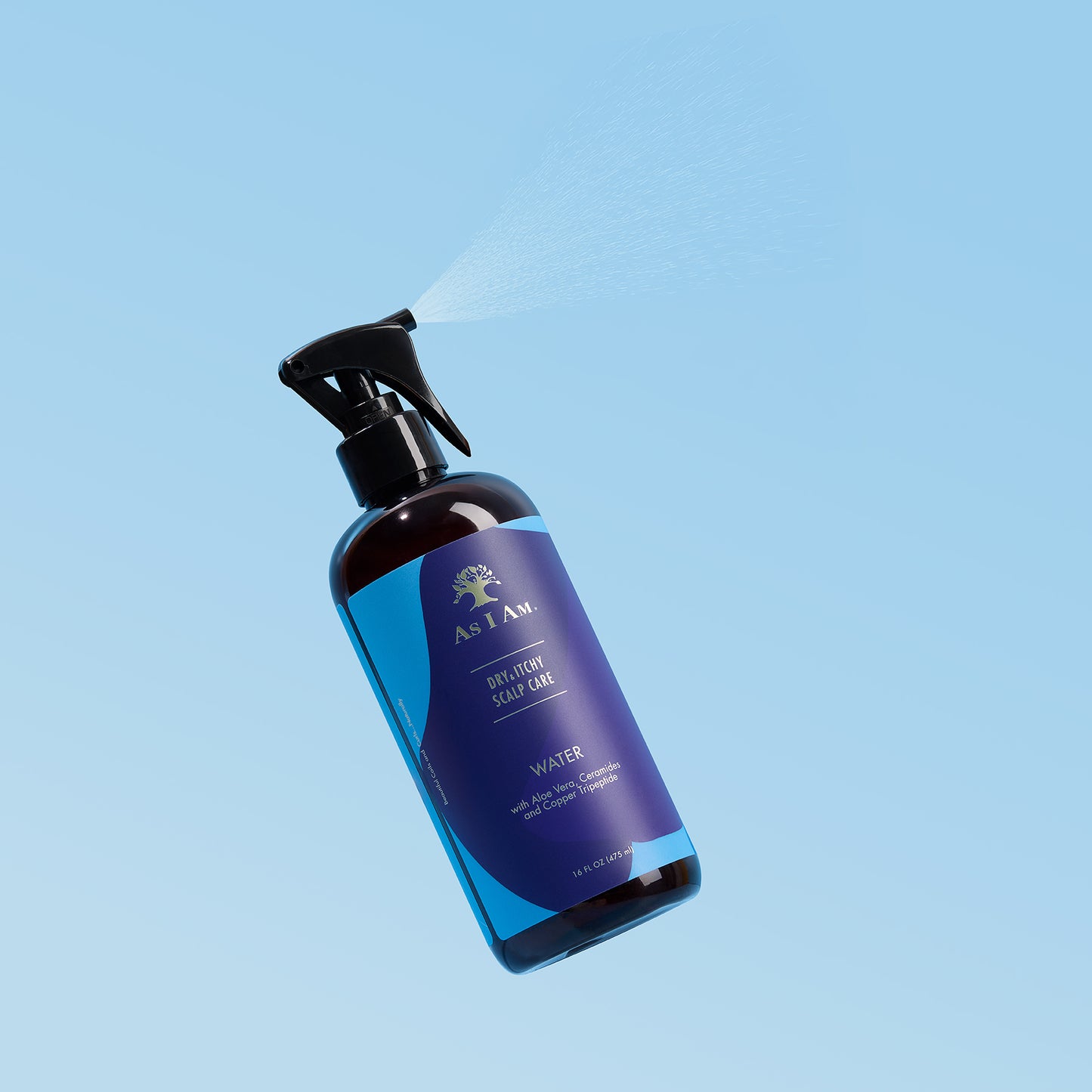 Blaue Sprühflasche mit Etikett auf hellblauem Hintergrund