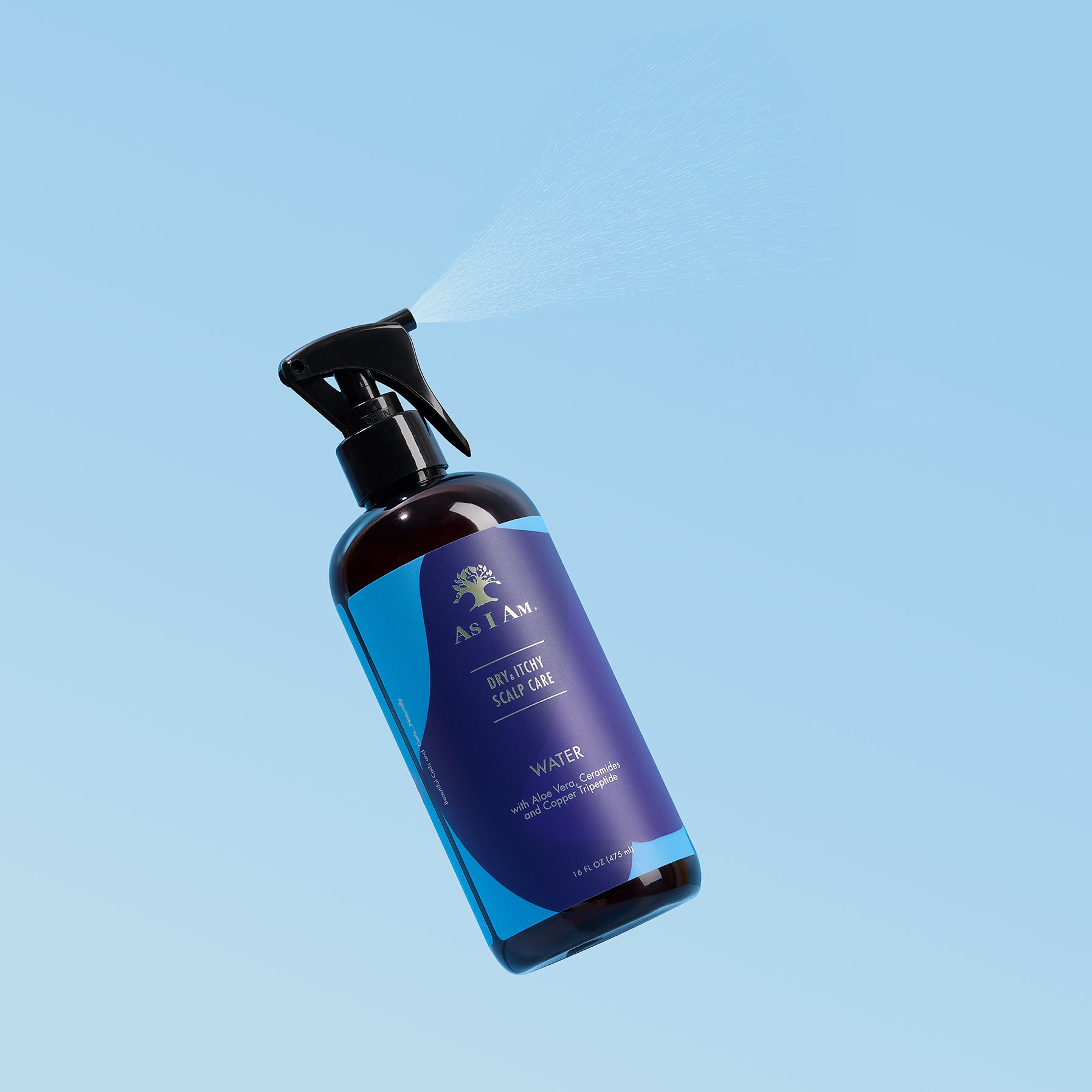 Blaue Sprühflasche mit Etikett auf hellblauem Hintergrund