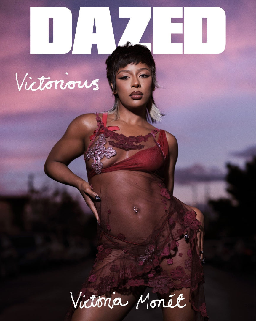 Die Grammy-Preisträgerin Victoria Monét glänzt in Dazed mit einem Beitrag über As I Am. Das Feature feiert Schönheit, Selbstdarstellung und Haargesundheit und hebt die pflegenden Produkte von As I Am hervor, die für strukturiertes Haar entwickelt wurden. Erfahren Sie mehr über die Geschichte hinter der Partnerschaft und über die Kraft, die natürliche Locken ausstrahlen.