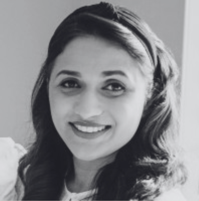 Schwarz-Weiß-Foto einer Frau mit einem Stirnband