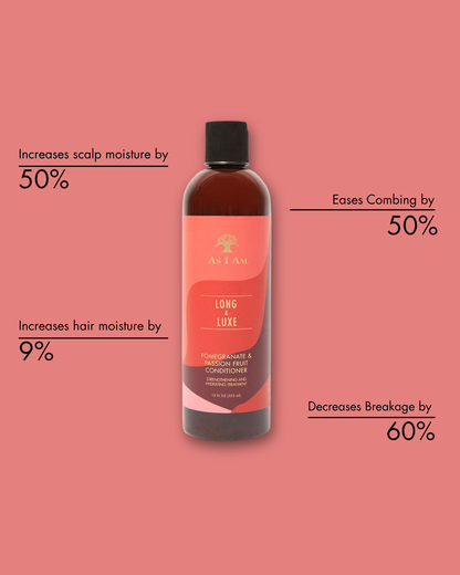 Flasche As i am Long & Luxe Conditioner mit Produktvorteilen auf einem rosa Hintergrund