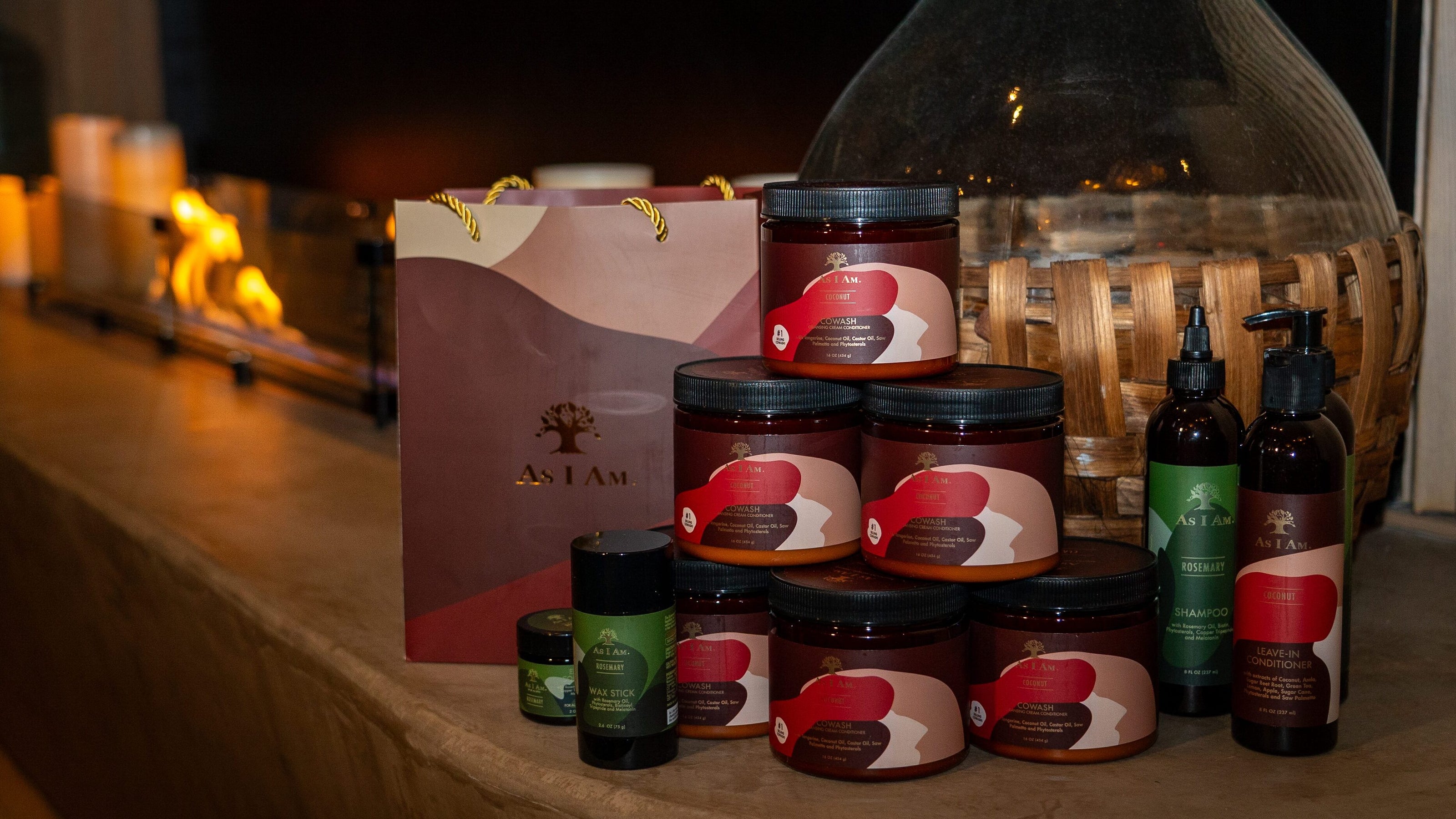 Verschiedene Gläser und Flaschen mit einer dekorativen Schachtel auf einer Holzoberfläche.