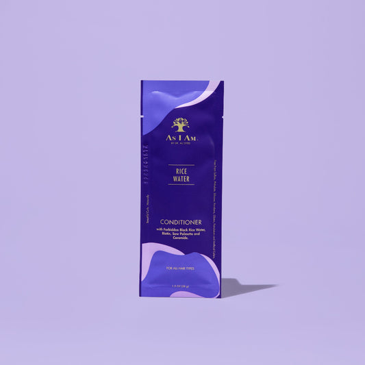AS I AM Rice Water Conditioner im 1 oz-Beutel mit cremiger, reichhaltiger Textur und perlweißem Finish spendet Feuchtigkeit, stärkt und entwirrt strukturiertes Haar, fördert das Haarwachstum, beugt Haarausfall vor und bekämpft Haarbruch.