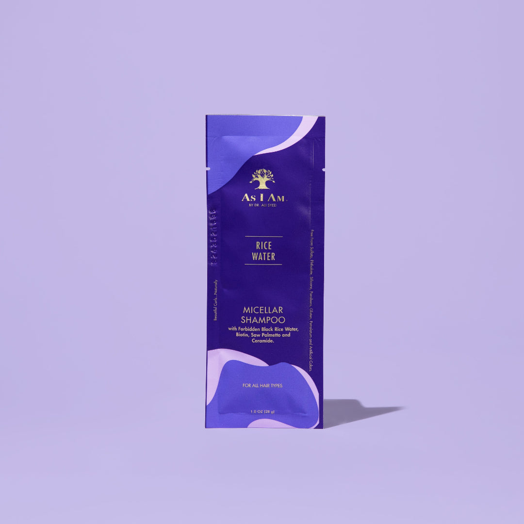 Das AS I AM Reiswasser-Shampoo im 1 oz-Beutel mit seiner seidigen, perlmuttartigen, flüssigen Textur reinigt Kopfhaut und Haar sanft und fördert gleichzeitig das Haarwachstum, beugt Haarausfall vor und reduziert Haarbruch für stärkere, gesündere Strähnen.