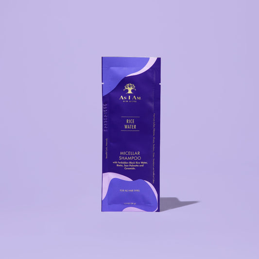 Das AS I AM Reiswasser-Shampoo im 1 oz-Beutel mit seiner seidigen, perlmuttartigen, flüssigen Textur reinigt Kopfhaut und Haar sanft und fördert gleichzeitig das Haarwachstum, beugt Haarausfall vor und reduziert Haarbruch für stärkere, gesündere Strähnen.