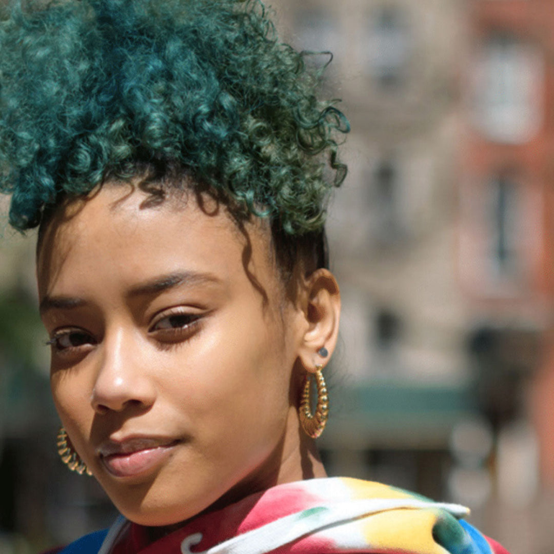 Das Sesi Magazine erforscht den Spaß und die Vielseitigkeit von temporären Haarfarben mit der As I Am Curl Color. Erfahren Sie, wie Sie Ihren Look mit lebendigen, schadstofffreien Farbtönen verändern können, die Ihre Locken betonen und definieren, während Ihr Haar gesund und mit Feuchtigkeit versorgt bleibt.