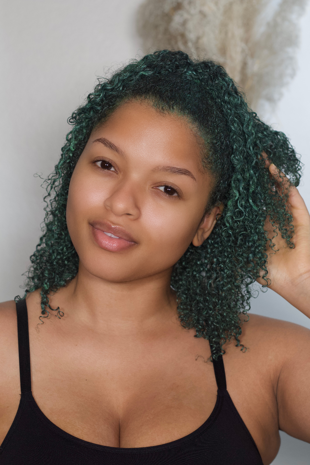 Curl Color in Jade Green von As I Am, eine lebendige, temporäre Haarfarbe mit einem glitzernden Finish für lockiges und krauses Haar.