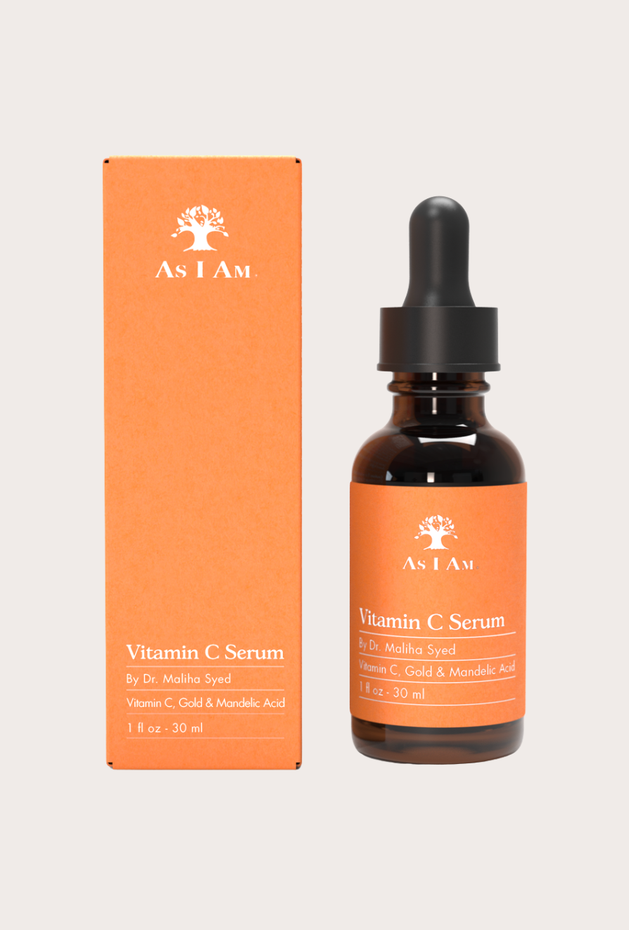 Vitamin-C-Serum-Flasche mit Tropfer und Verpackung auf weißem Hintergrund