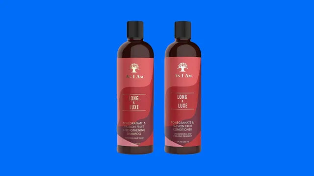 Zwei Flaschen „Long & Luxe“ Shampoo und Conditioner auf blauem Hintergrund