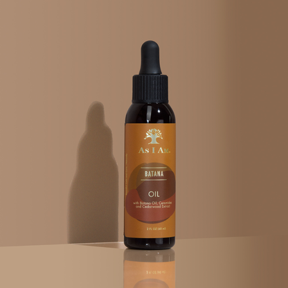 Flasche As I Am Batana-Öl auf beigem Hintergrund