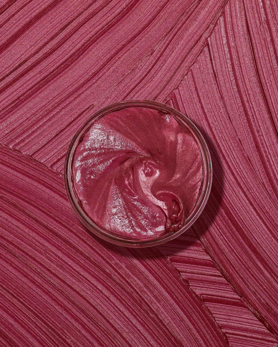 Curl Color in Burgundy von As I Am, eine temporäre Haarfarbe mit einem reichhaltigen, glitzernden Finish, die Locken und Lockenwickler mit einer lebendigen Textur versieht.