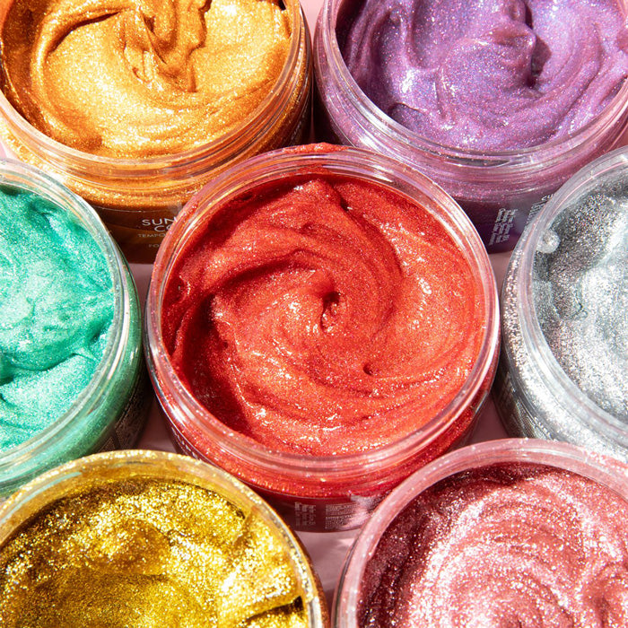 Die As I Am Curl Color Glitter Collection bietet lebendige, temporäre Haarfarben mit einem schimmernden Finish für Locken und Haarspitzen.