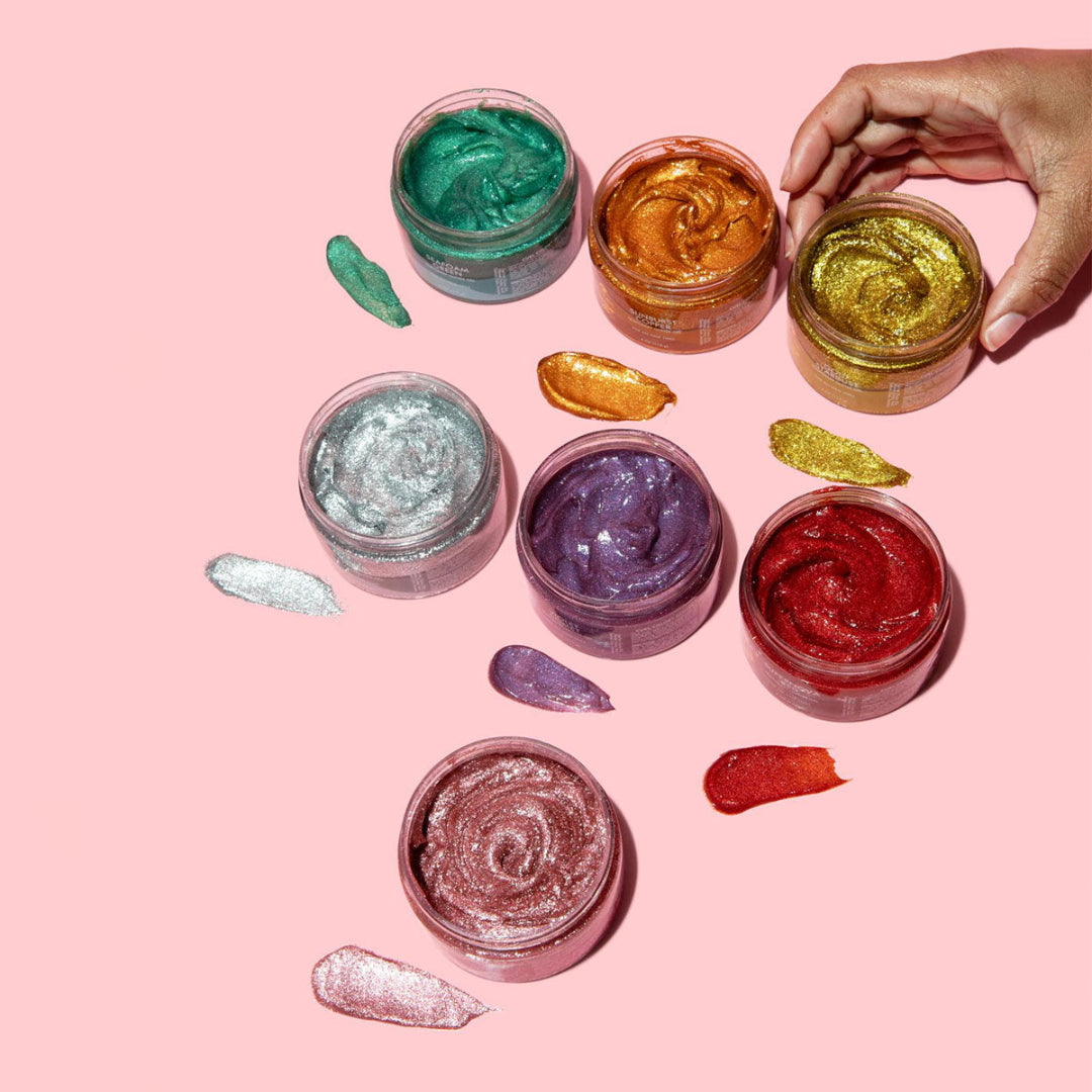 Die As I Am Curl Color Glitter Collection bietet lebendige, temporäre Haarfarben mit einem schimmernden Finish für Locken und Haarspitzen.