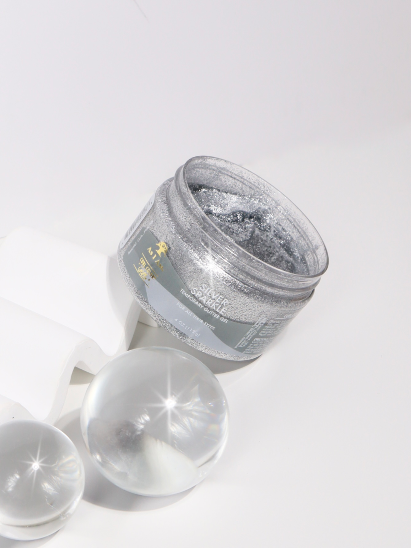 Die As I Am Curl Color Glitter Collection bietet lebendige, temporäre Haarfarben mit einem schimmernden Finish für Locken und Haarspitzen.