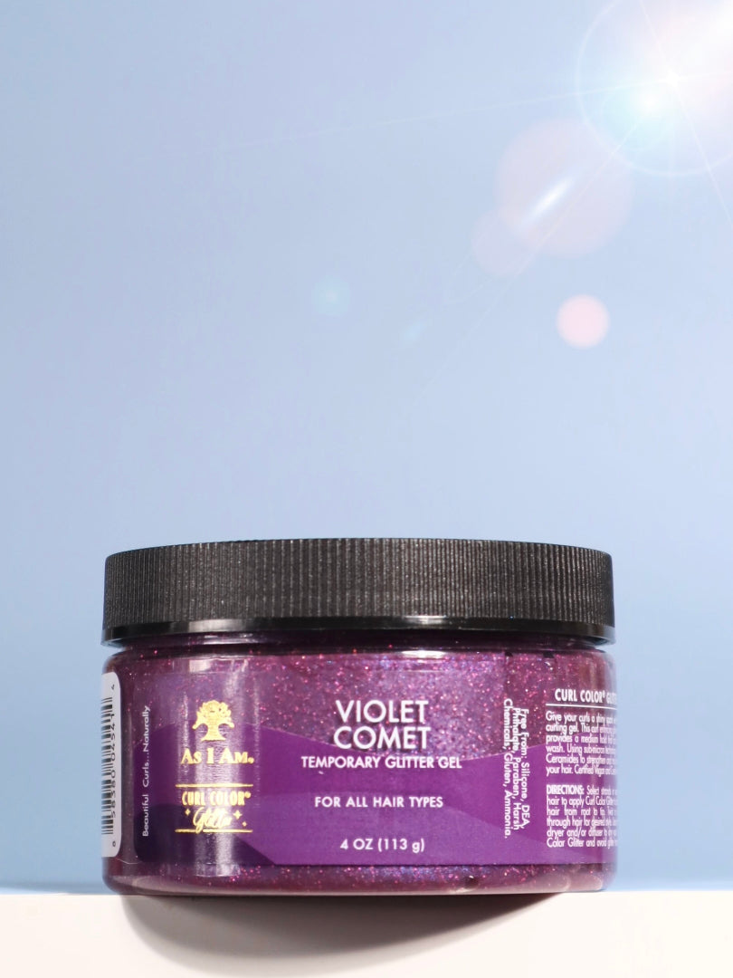 Curl Color in Glitter Violet Comet von As I Am, wobei die schimmernde, temporäre Haarfarbe auf strukturierten Locken und Lockenwicklern zur Geltung kommt.
