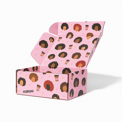 Curlbae Box - Ein kuratiertes Haarpflege-Geschenkset mit pflegenden Produkten für lockiges und strukturiertes Haar, schön verpackt in einer eleganten Markenbox.