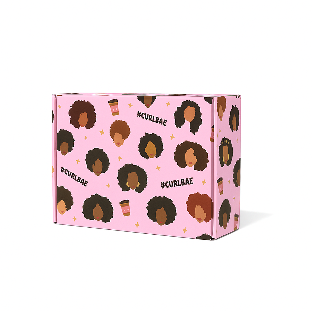Curlbae Box - Ein kuratiertes Haarpflege-Geschenkset mit pflegenden Produkten für lockiges und strukturiertes Haar, schön verpackt in einer eleganten Markenbox.