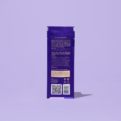 AS I AM Rice Water Conditioner im 1 oz-Beutel mit cremiger, reichhaltiger Textur und perlweißem Finish spendet Feuchtigkeit, stärkt und entwirrt strukturiertes Haar, fördert das Haarwachstum, beugt Haarausfall vor und bekämpft Haarbruch.